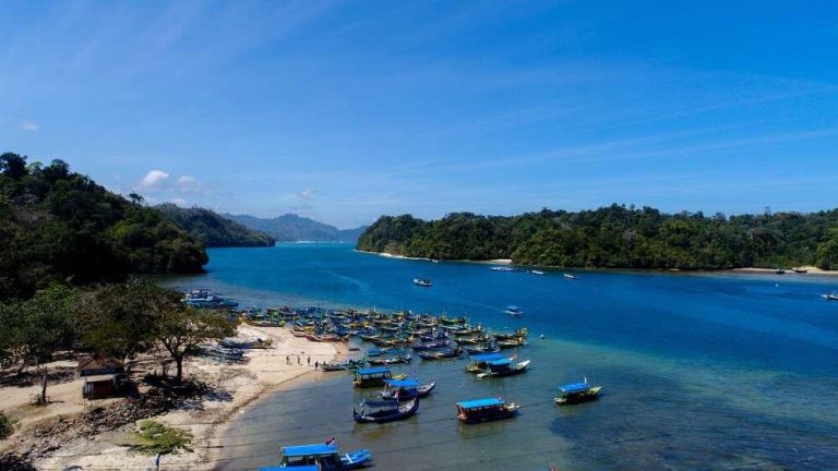pantai sendang biru di malang
