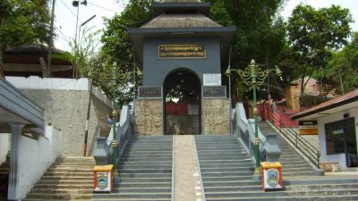 Tempat Terkenal di Gunung Kawi, Destinasi Spiritual, Sejarah, dan Wisata Alam yang Penuh Misteri