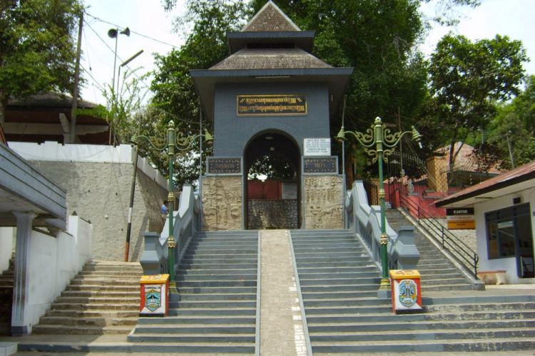 Tempat Terkenal di Gunung Kawi