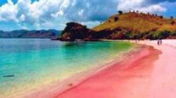 Pantai Tiga Warna Malang