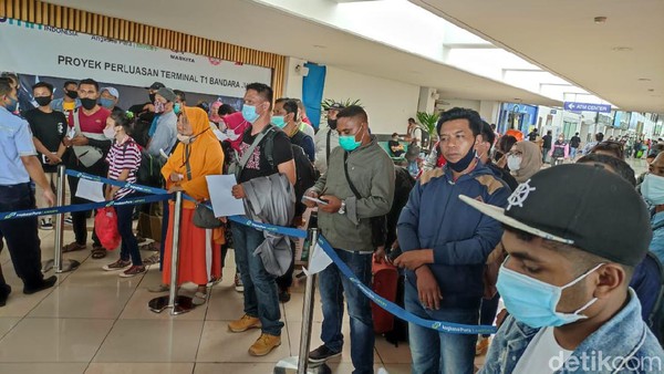 Antrean Panjang di Bandara Juanda