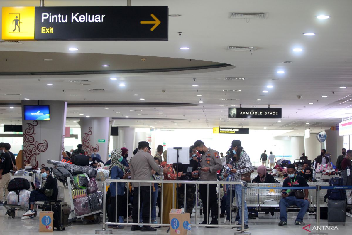 Transit di Bandara Juanda